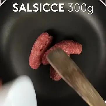 Immagine del passaggio 2 della ricetta Trofie al forno con zucca, salsiccia e provola
