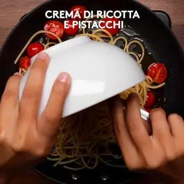 Immagine del passaggio 3 della ricetta Spaghetti in crema di ricotta e pistacchi con pomodorini