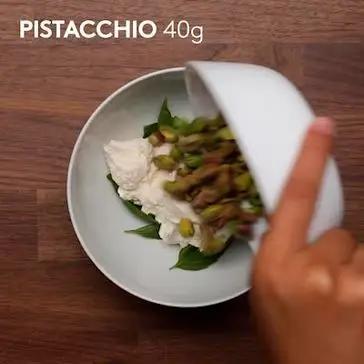 Immagine del passaggio 1 della ricetta Spaghetti in crema di ricotta e pistacchi con pomodorini