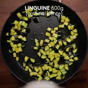 Immagine del passaggio 3 della ricetta Linguine allo zafferano con vongole e zucchine