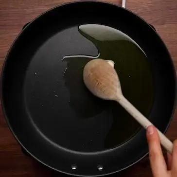 Immagine del passaggio 1 della ricetta Linguine allo zafferano con vongole e zucchine