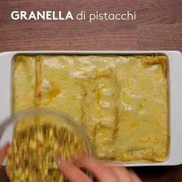Immagine del passaggio 4 della ricetta Lasagna al pistacchio e mortadella con provola