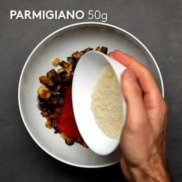 Immagine del passaggio 2 della ricetta Focaccia in padella alla parmigiana di melanzane