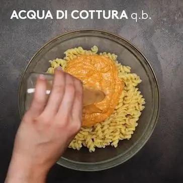 Immagine del passaggio 3 della ricetta Fusilli con pesto alla siciliana, melanzane fritte e mandorle