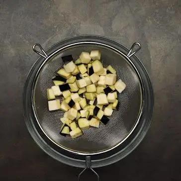 Immagine del passaggio 1 della ricetta Fusilli con pesto alla siciliana, melanzane fritte e mandorle