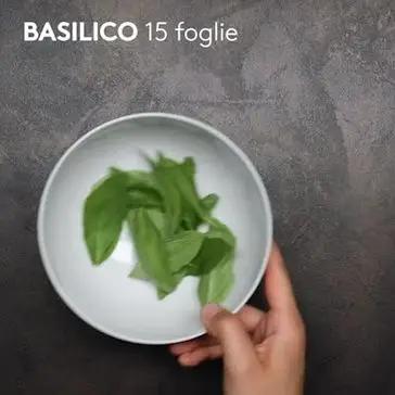 Immagine del passaggio 2 della ricetta Fusilli con pesto alla siciliana, melanzane fritte e mandorle