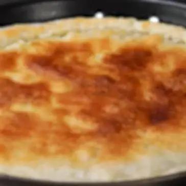 Immagine del passaggio 4 della ricetta Torta salata in padella con piselli, pancetta e scamorza