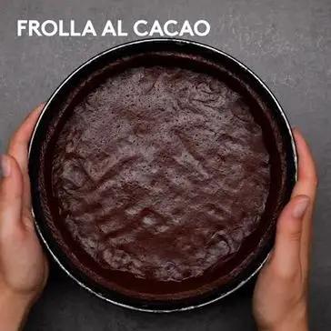 Immagine del passaggio 4 della ricetta Crostata al cacao con crema al cioccolato bianco e lamponi