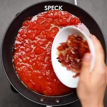 Immagine del passaggio 3 della ricetta Gnocchi al pomodoro con stracciatella e speck croccante