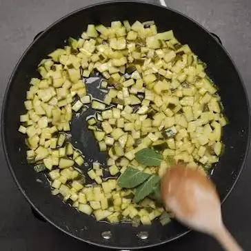 Immagine del passaggio 3 della ricetta Pasta con zucchine, limone, menta e tonno fresco