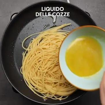 Immagine del passaggio 3 della ricetta Spaghetti al pesto di pistacchi e cozze