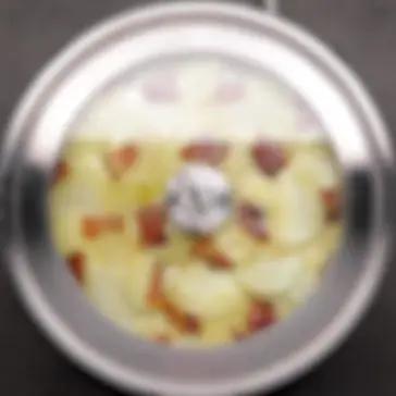 Immagine del passaggio 4 della ricetta Patate alla Savoiarda con pancetta in padella