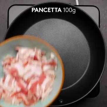 Immagine del passaggio 1 della ricetta Patate alla Savoiarda con pancetta in padella