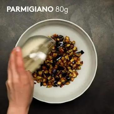 Immagine del passaggio 3 della ricetta Polpette di melanzane alla parmigiana