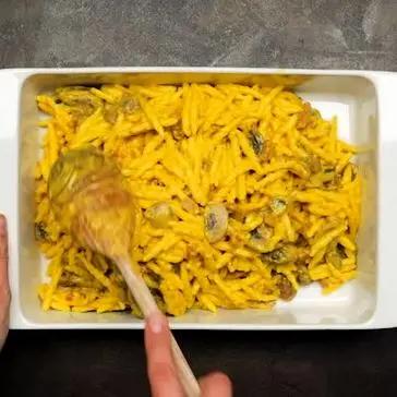 Immagine del passaggio 3 della ricetta Trofie al forno con crema di zafferano, funghi e pancetta