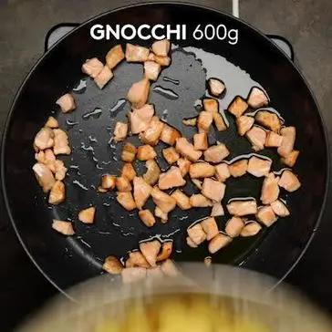 Immagine del passaggio 3 della ricetta Gnocchi al pesto di rucola, salmone e pinoli