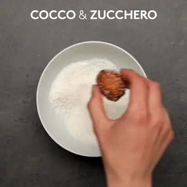 Immagine del passaggio 4 della ricetta Frittelle al cocco ripiene di Nutella
