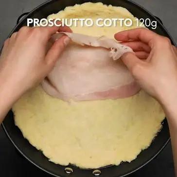 Immagine del passaggio 3 della ricetta Focaccia di patate in padella con prosciutto cotto e formaggio