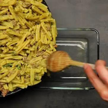 Immagine del passaggio 4 della ricetta Casarecce al forno con besciamella agli asparagi, salsiccia e noci