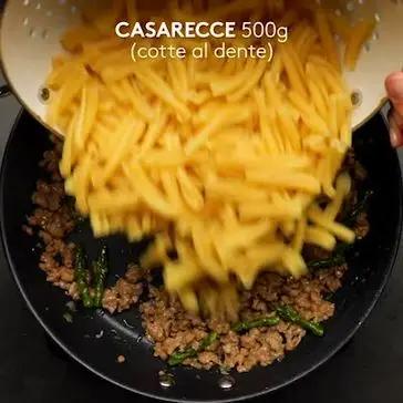 Immagine del passaggio 3 della ricetta Casarecce al forno con besciamella agli asparagi, salsiccia e noci