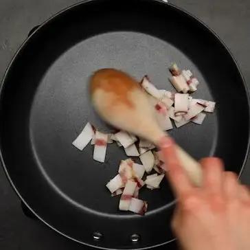 Immagine del passaggio 3 della ricetta Trofie alla crema di zucchine e menta con guanciale croccante