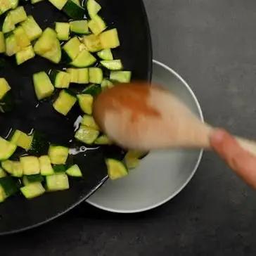 Immagine del passaggio 2 della ricetta Trofie alla crema di zucchine e menta con guanciale croccante