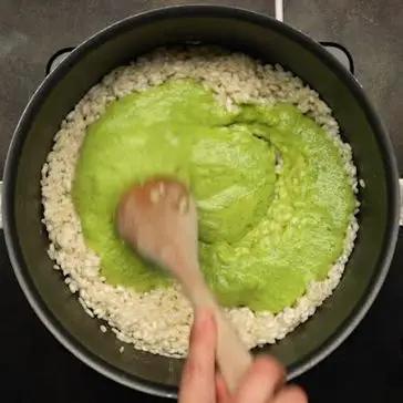 Immagine del passaggio 3 della ricetta Risotto con crema di zucchine, taleggio e nocciole