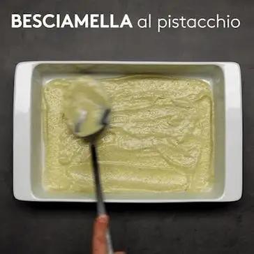 Immagine del passaggio 5 della ricetta Lasagna al pistacchio con pancetta e provola