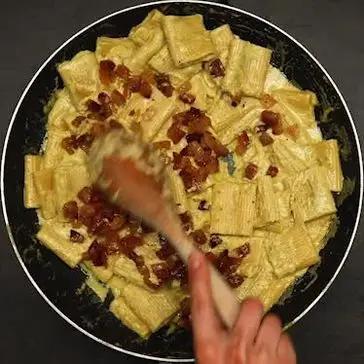 Immagine del passaggio 5 della ricetta Paccheri alla crema di burrata e pistacchi con guanciale croccante
