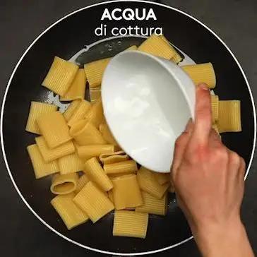 Immagine del passaggio 3 della ricetta Paccheri alla crema di burrata e pistacchi con guanciale croccante