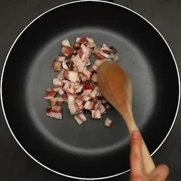 Immagine del passaggio 2 della ricetta Paccheri alla crema di burrata e pistacchi con guanciale croccante