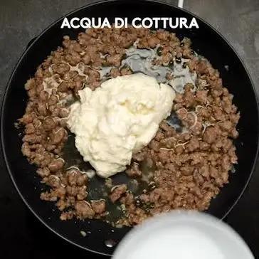 Immagine del passaggio 3 della ricetta Gnocchi con crema di stracchino, salsiccia e noci
