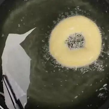 Immagine del passaggio 5 della ricetta Ciambelle di pizza fritte con stracciatella e mortadella