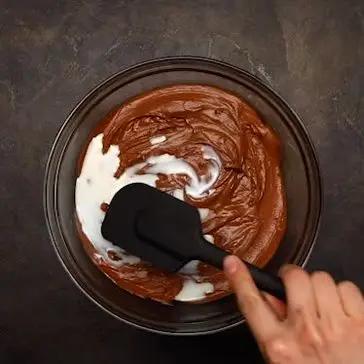 Immagine del passaggio 6 della ricetta Torta Sorpresina al cioccolato e caramello