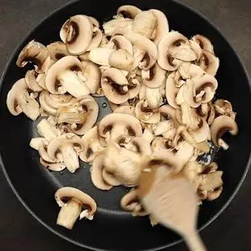 Immagine del passaggio 1 della ricetta Medaglioni di patate ripieni di funghi e provola