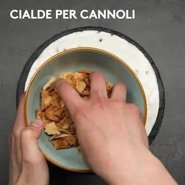 Immagine del passaggio 7 della ricetta Torta Cannolo senza cottura