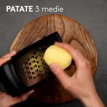 Immagine del passaggio 1 della ricetta Pollo in crosta di patate con cuore di mozzarella
