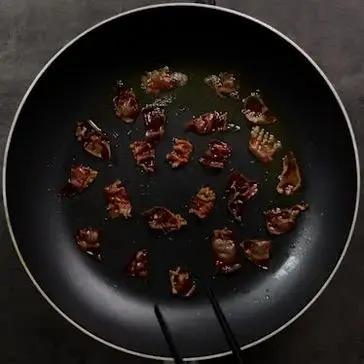 Immagine del passaggio 2 della ricetta Gnocchi con crema di gorgonzola, speck e noci