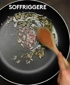 Immagine del passaggio 1 della ricetta Gnocchi con crema di piselli, calamari e pomodorini