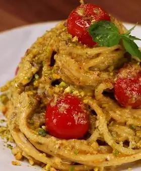 Immagine del passaggio 4 della ricetta Spaghetti in crema di ricotta e pistacchi con pomodorini