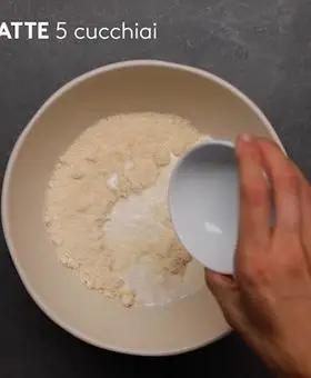 Immagine del passaggio 2 della ricetta Paccheri alla crema di parmigiano, salsiccia e rosmarino