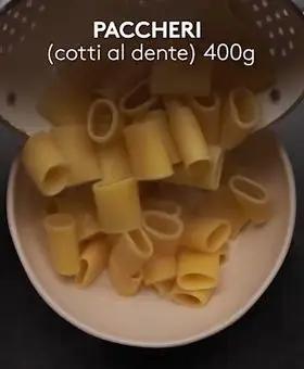Immagine del passaggio 3 della ricetta Paccheri alla crema di parmigiano, salsiccia e rosmarino
