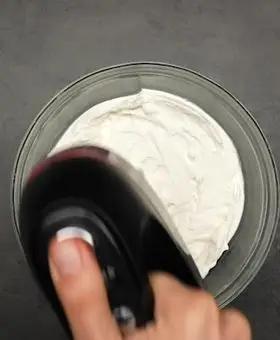 Immagine del passaggio 4 della ricetta Torta fredda allo yogurt e fragole con Pan di Stelle