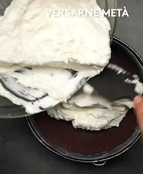 Immagine del passaggio 5 della ricetta Torta fredda allo yogurt e fragole con Pan di Stelle
