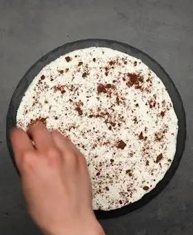 Immagine del passaggio 6 della ricetta Torta fredda allo yogurt e fragole con Pan di Stelle