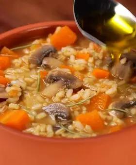 Immagine del passaggio 4 della ricetta Zuppa di tre cereali con zucca, funghi e pancetta croccante