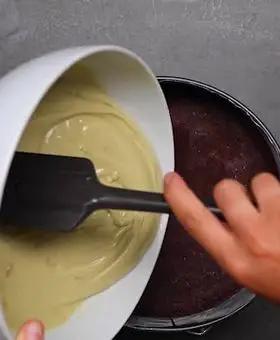 Immagine del passaggio 4 della ricetta Torta doppia pistacchio e cioccolato