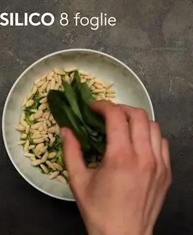 Immagine del passaggio 1 della ricetta Spaghetti con pesto di zucchine, gamberi e pomodorini
