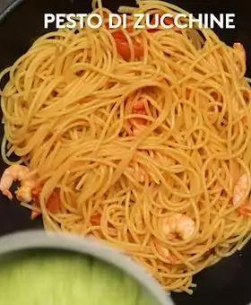 Immagine del passaggio 3 della ricetta Spaghetti con pesto di zucchine, gamberi e pomodorini