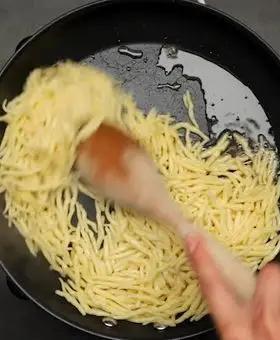 Immagine del passaggio 4 della ricetta Trofie alla crema di zucchine e menta con guanciale croccante